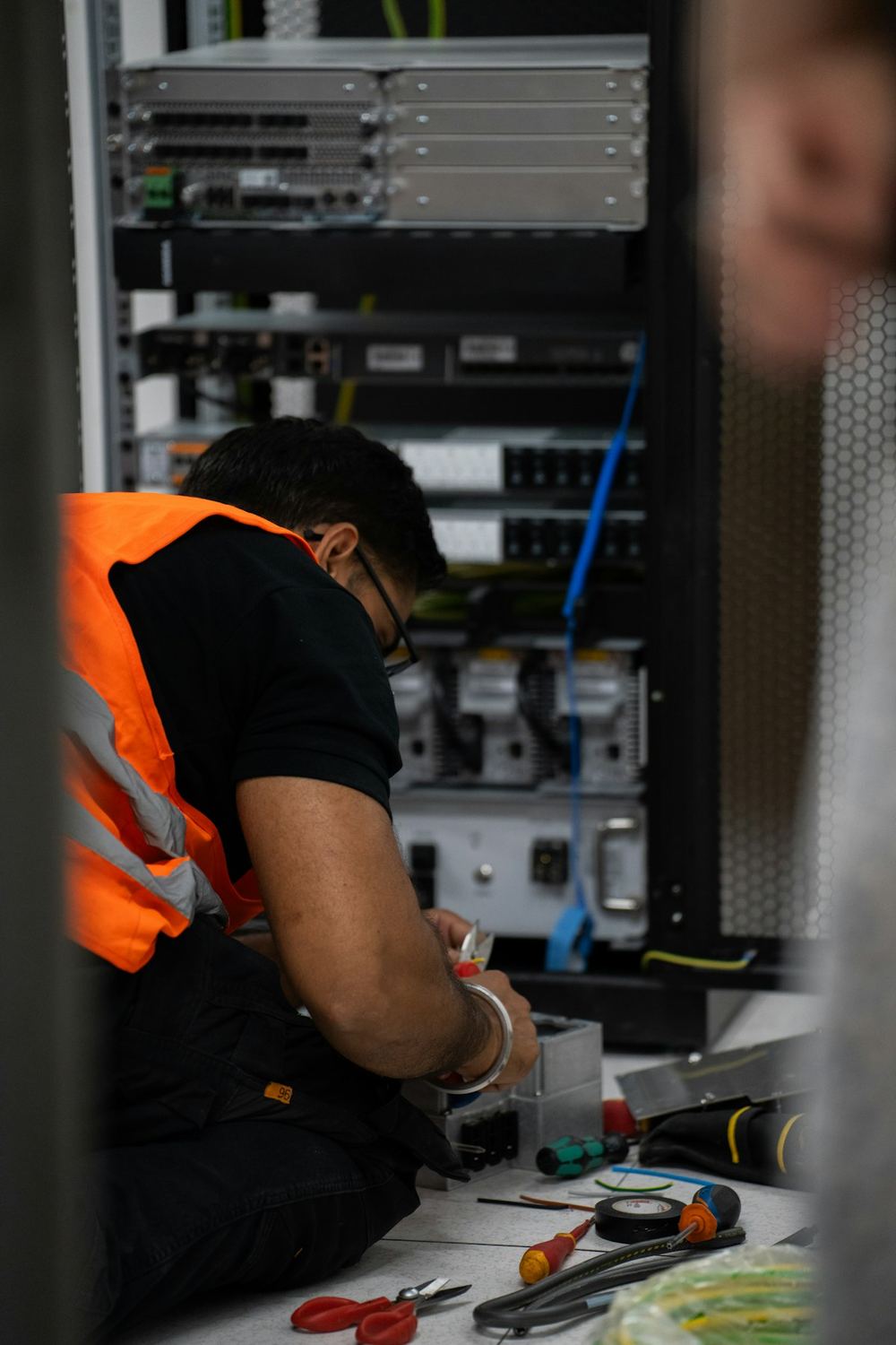 Technik serwisu podczas prac przy sprzęcie sieciowym